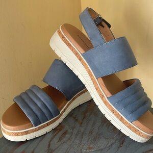 New Adrienne Vittadini Blue Sport Sandal - size 7